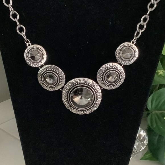 Fashion Jewelry Jewelry - Fashion Jewelry Silver tone Stone Necklace. Beautiful. 🌷